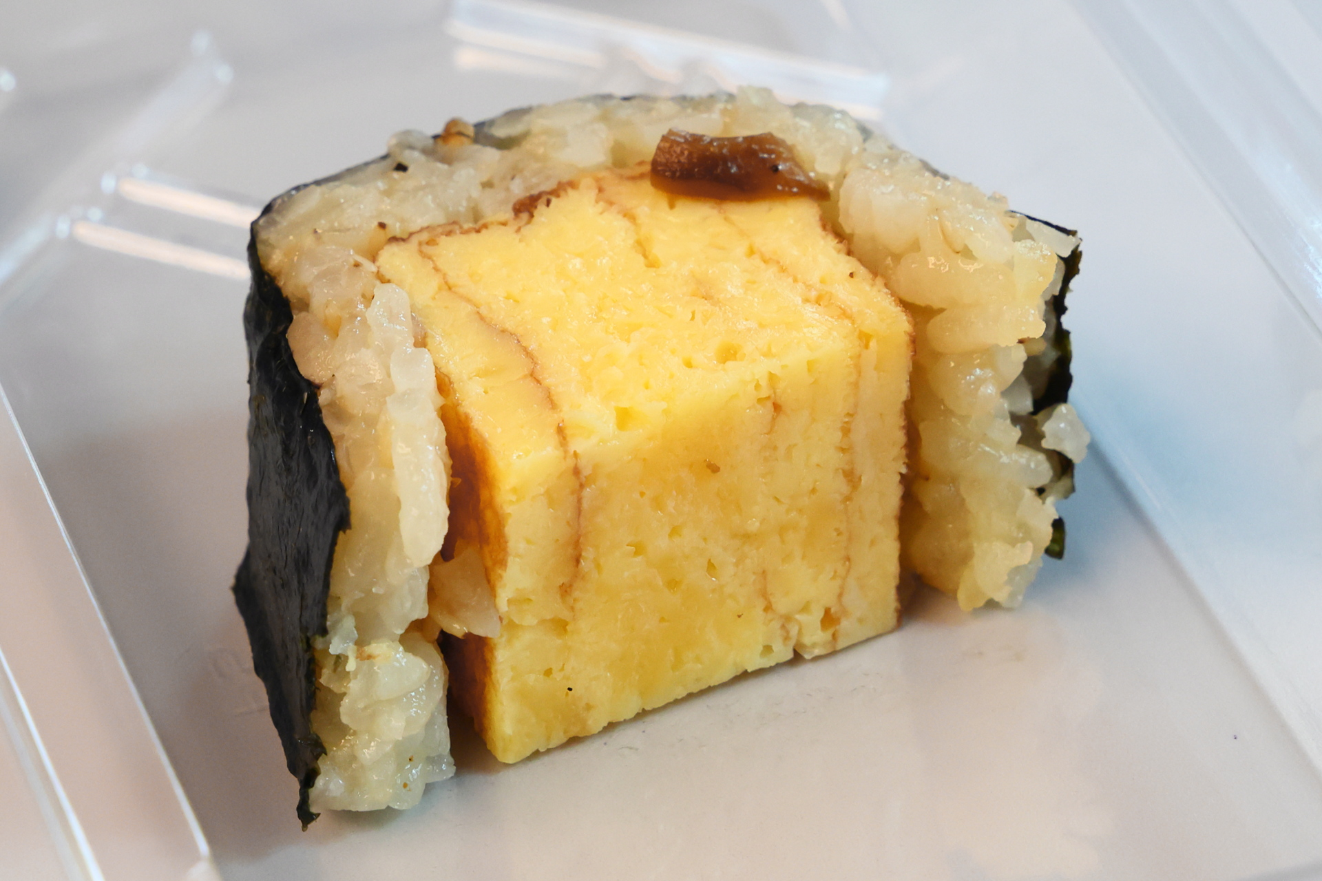 見た目には厚焼玉子の存在感が大きいのですが、鰻の美味しさはそれに勝る存在感という、絶妙な味のバランスがこの駅弁の魅力です