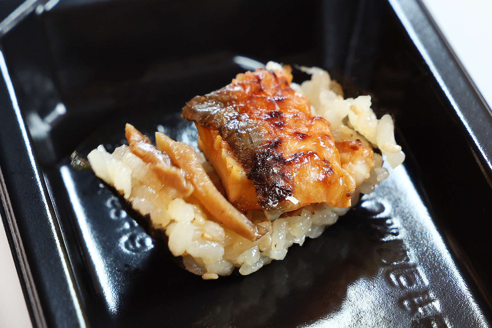 見た目には厚焼玉子の存在感が大きいのですが、鰻の美味しさはそれに勝る存在感という、絶妙な味のバランスがこの駅弁の魅力です