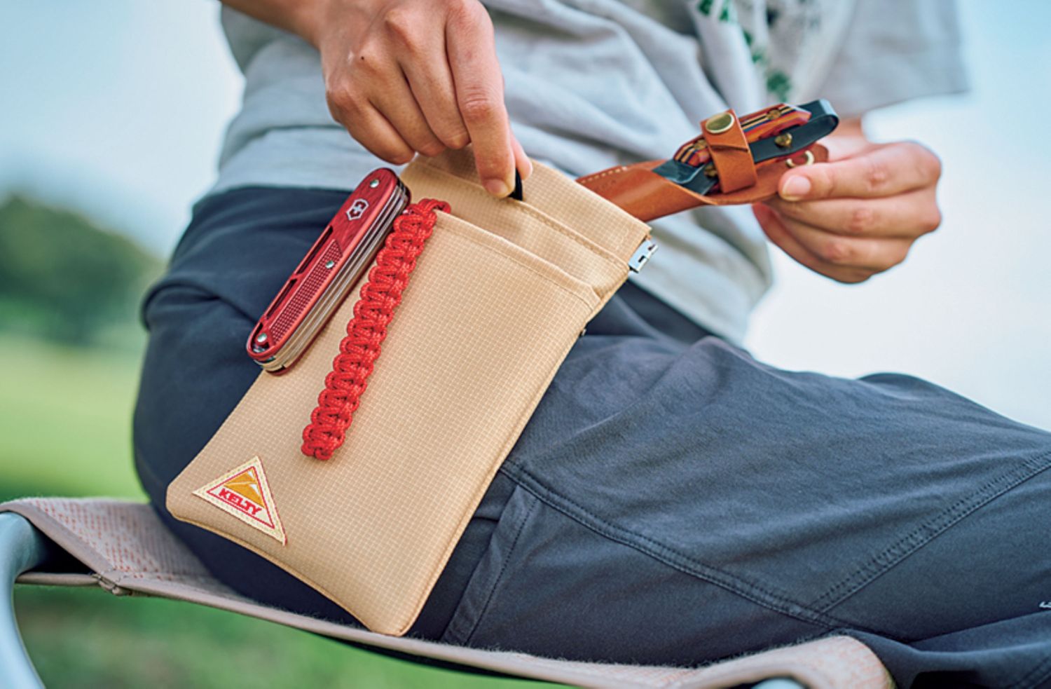サングラスや小型ナイフのほか、ハイキング時の携行食や塩分補給タブレットなどの収納にも活用できる