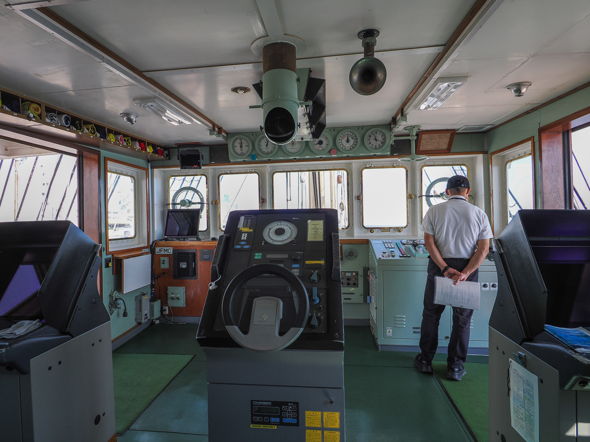 艦橋内。いわゆる操舵室だ