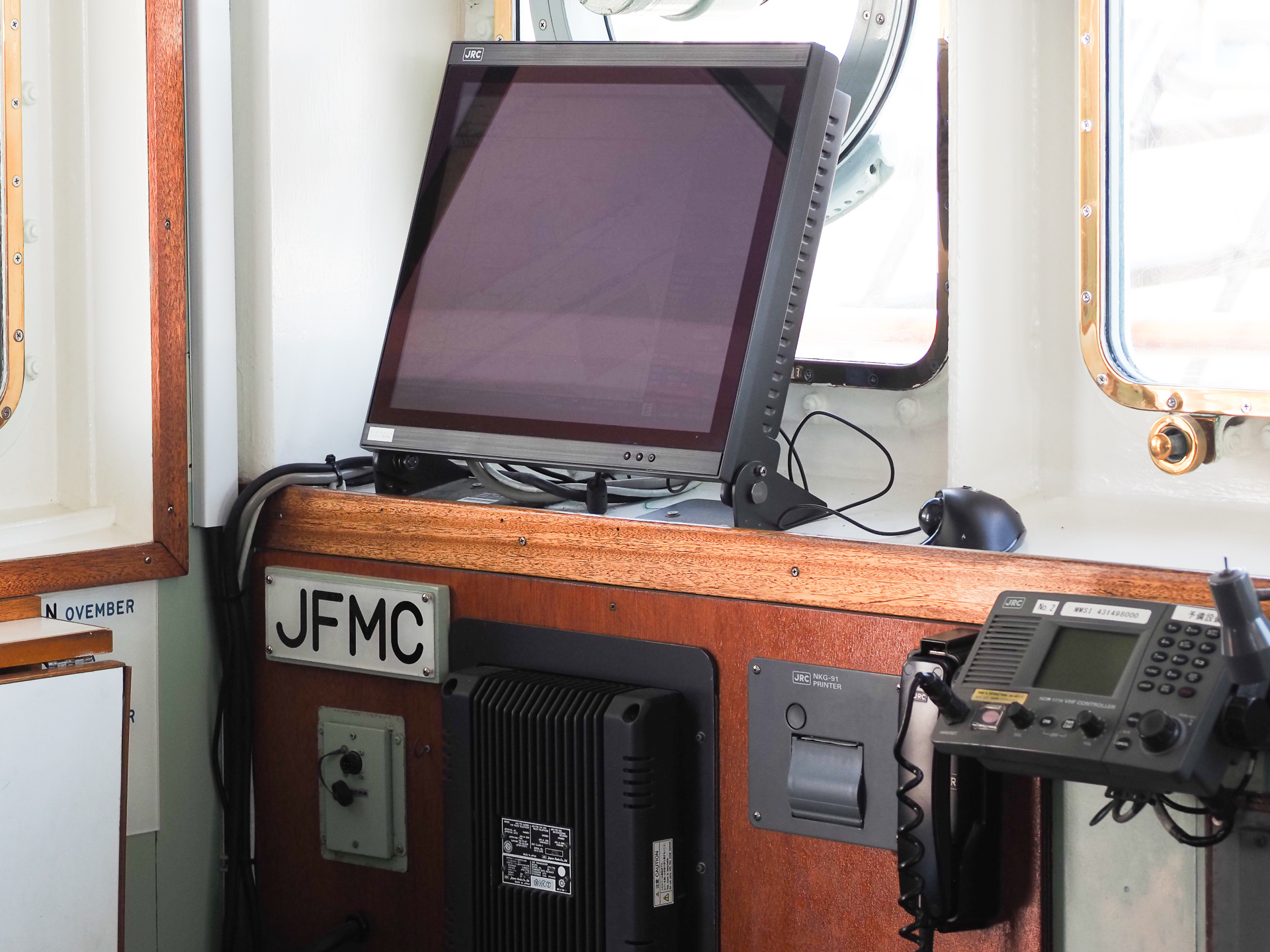 デジタル海図モニターと無線機。日本丸の信号符号「JFMC」のパネルがある