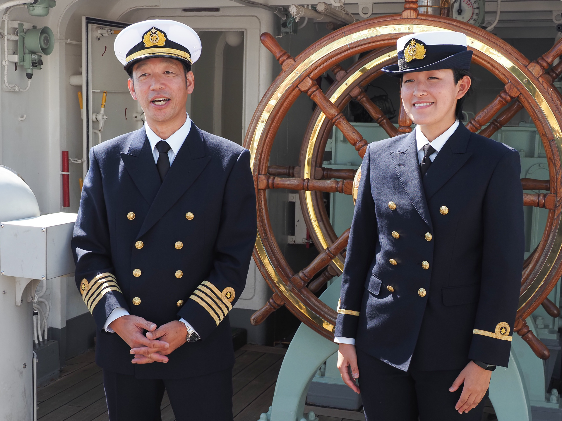 船長 長谷川恭通氏（左）と三等航海士 山口芽依氏（右）。「日本丸は今年で43歳になります。こういった船はなかなか見ることができません。川崎港に帆船が入港することもめずらしいですので、ぜひ皆さんで見に来ていただければと思います」（長谷川船長）