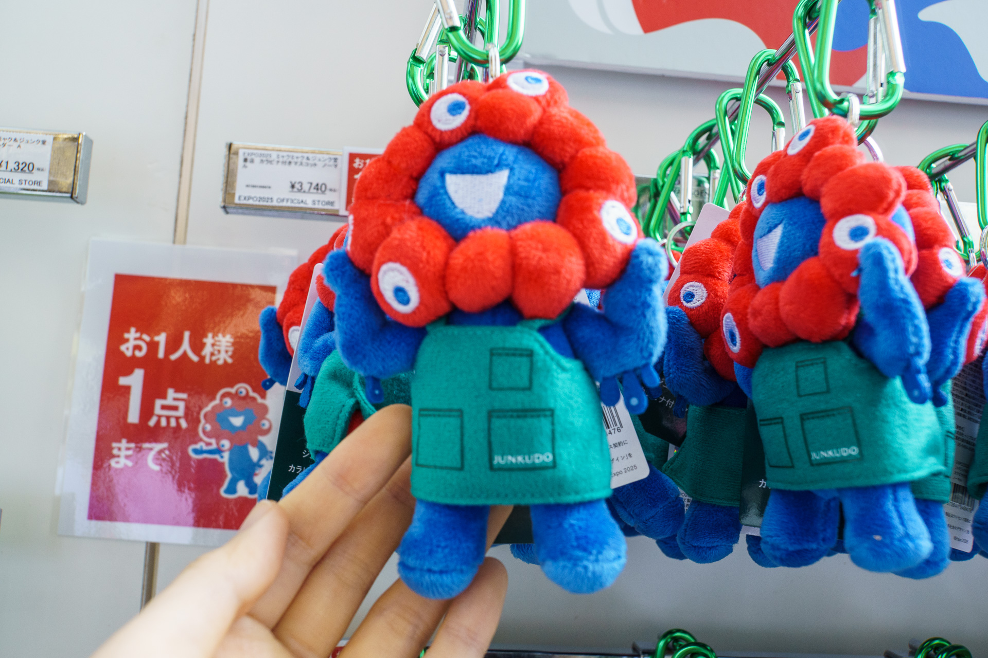 カラビナ付きマスコット ノーマル・ベージュ（各3740円）