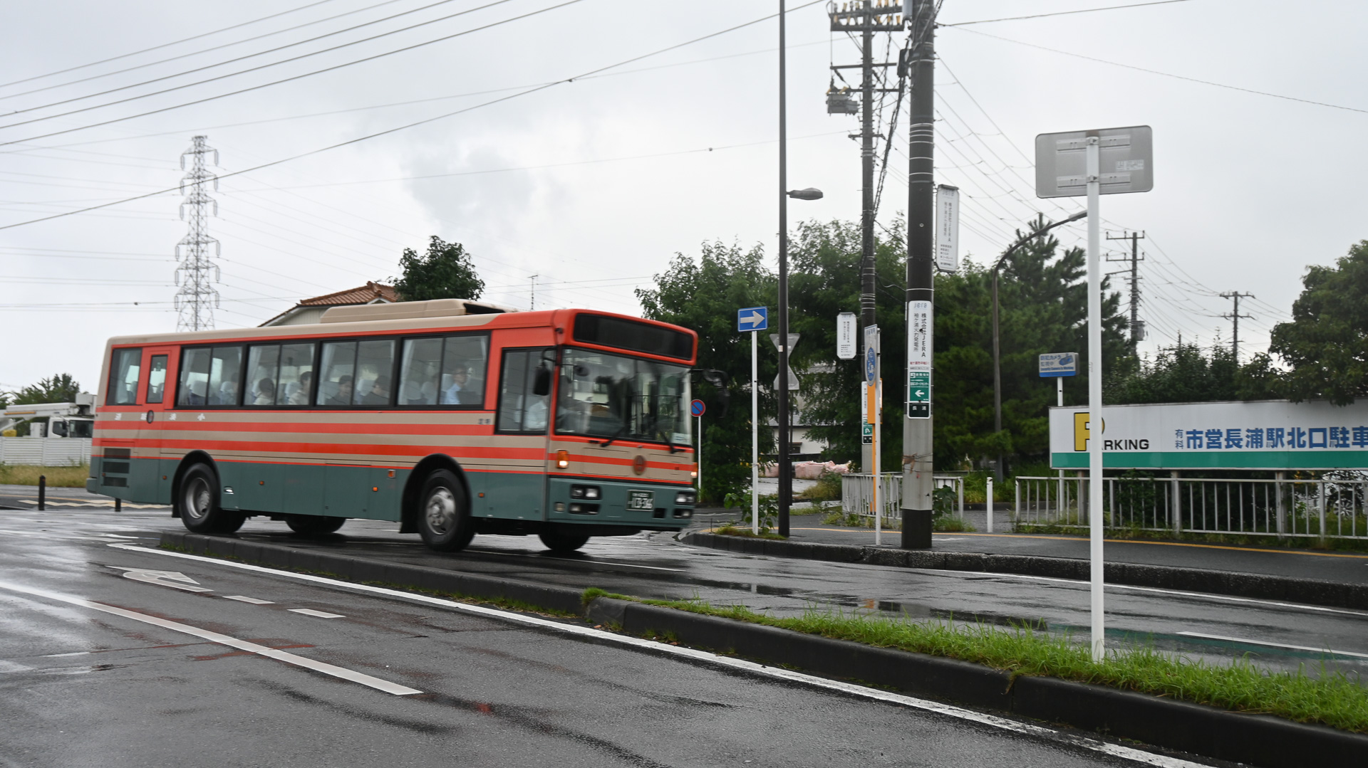 姉ヶ崎駅～長浦駅間の小湊鐡道バス。運行初日は10人ほどの利用客があったようだ