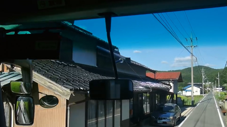 さる鉄道路線の過去の代行バス（大型バス車体）。ルートを決めて同乗した鉄道関係者が、車内で「ごめん、この狭隘路はダメだ！」と焦っていた
