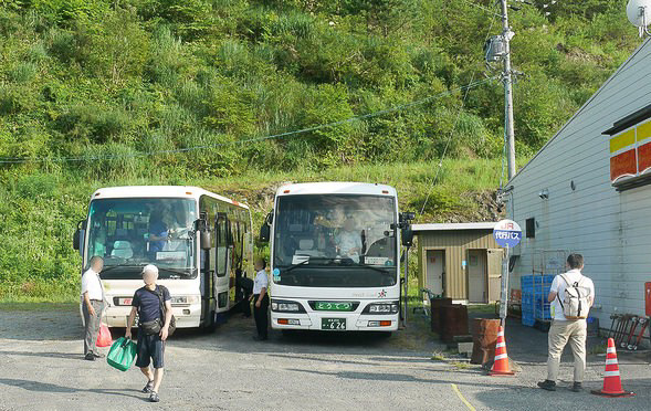 中央本線・代行バス。デイリーヤマザキ駐車場から野尻駅への乗換拠点