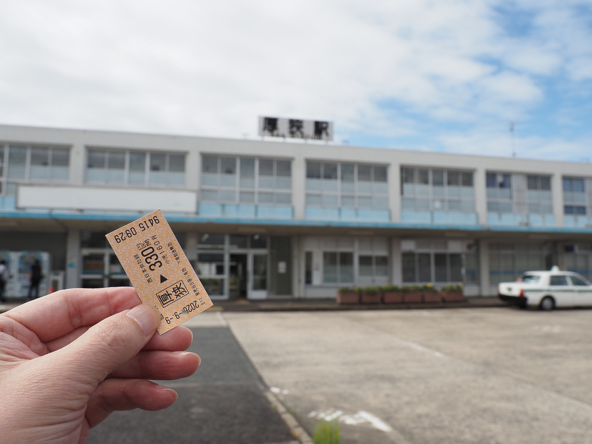 厚狭駅はいったん駅舎を出てきっぷを購入。新幹線が停車するようには見えないのどかな駅舎
