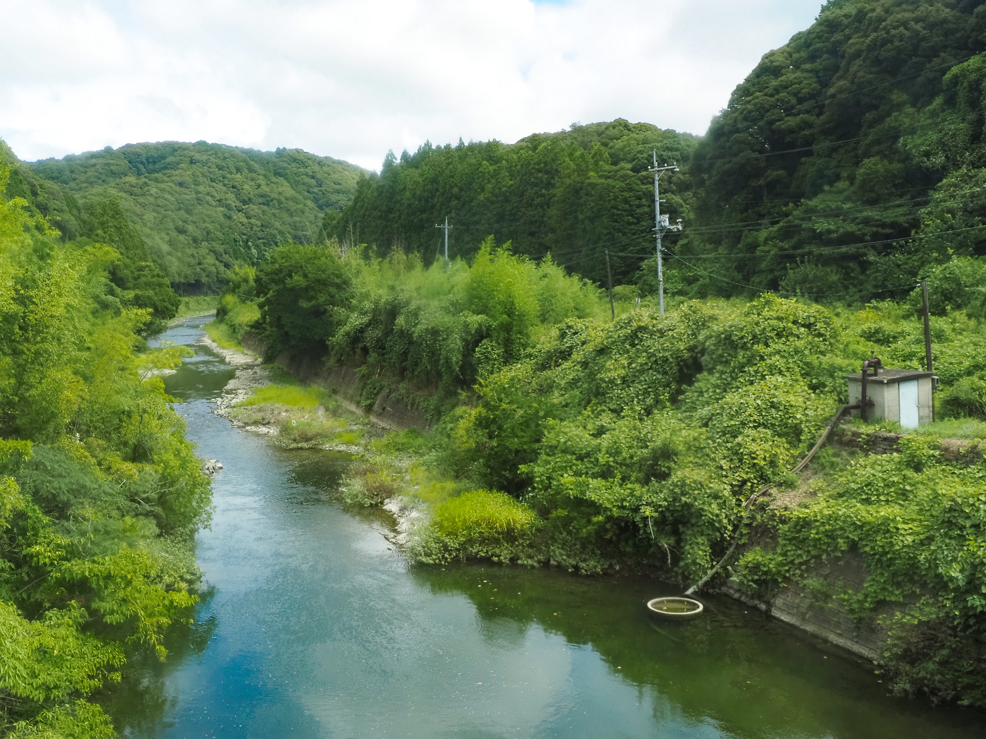 JR美祢線沿線を流れる厚狭川。写真右には線路跡がある