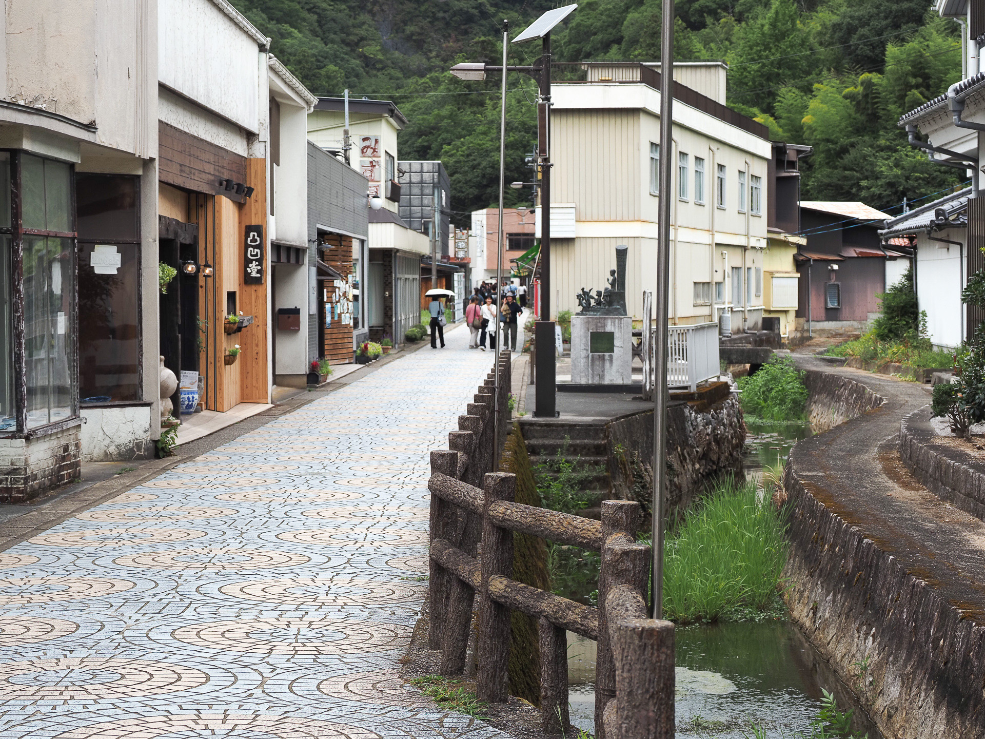 秋吉台観光交流センターから秋芳洞の入口までは、店や休憩所が並ぶ小径になっている