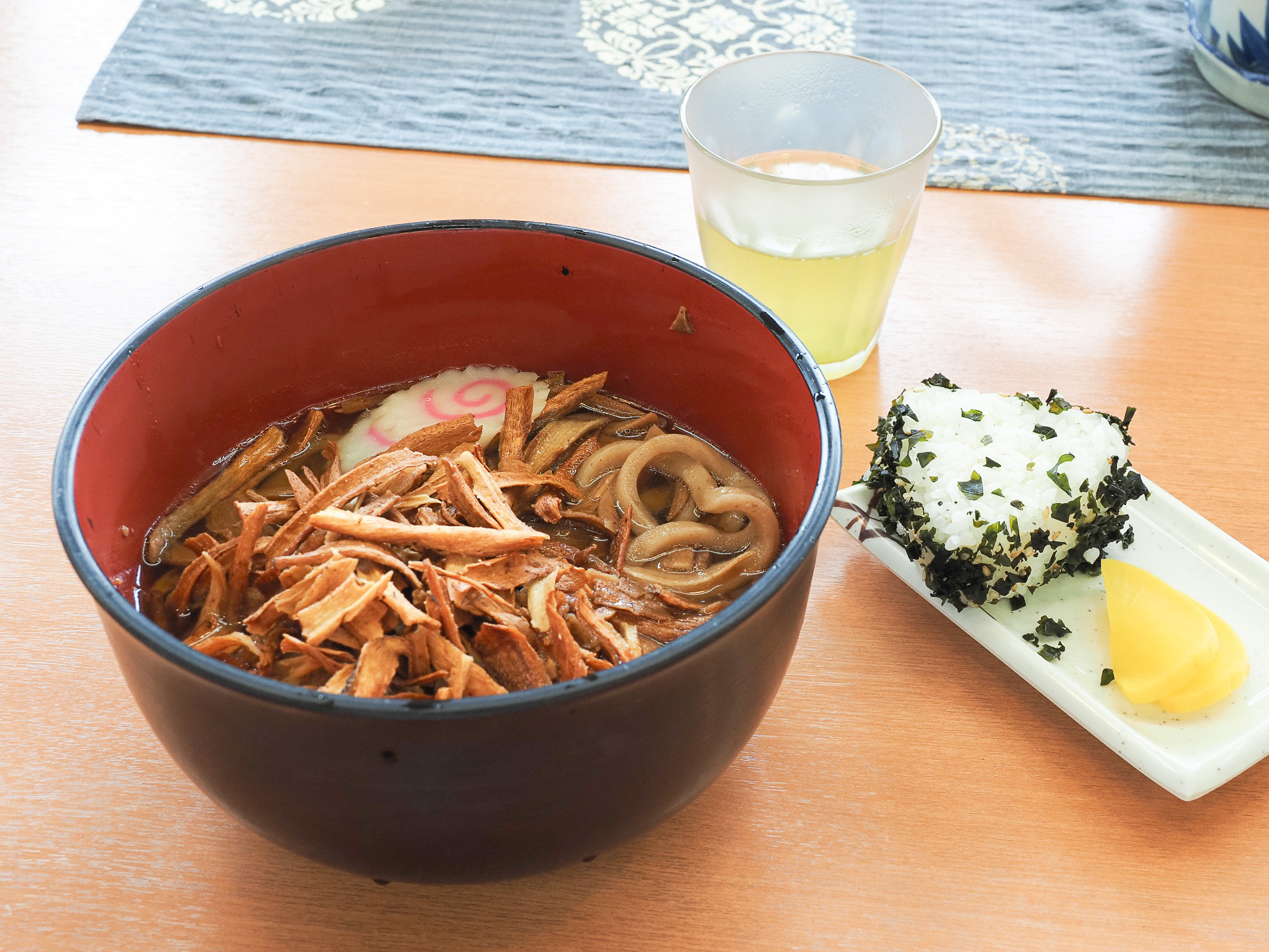 「ごぼう麺セット」を昼食に選択。しそわかめおむすびと漬物付き（1250円）。かなりのボリューム
