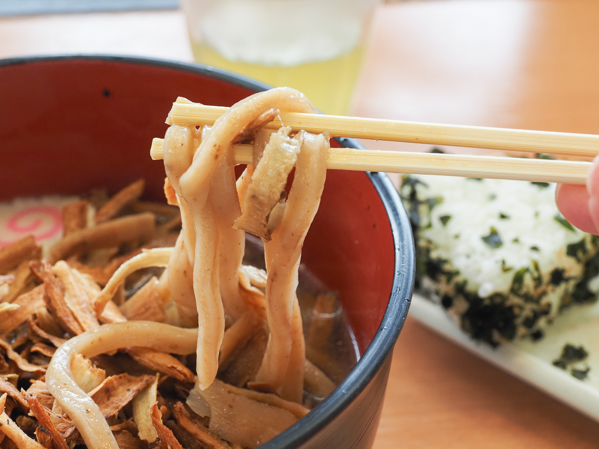 ごぼうが練り込まれたうどん。太くてコシが強く食べ応えがある