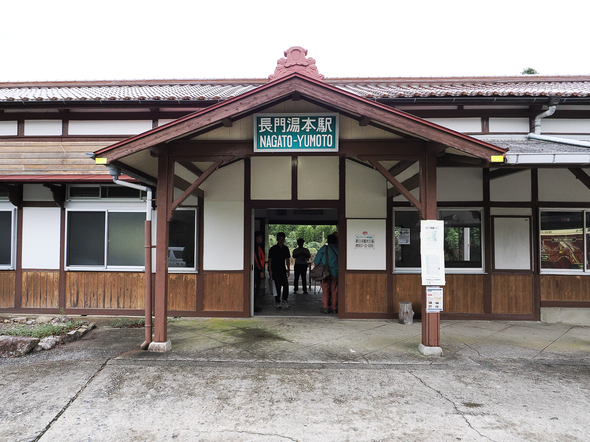 駅舎出入口。懐かしい、昔はローカル線でよく見かけたタイプ