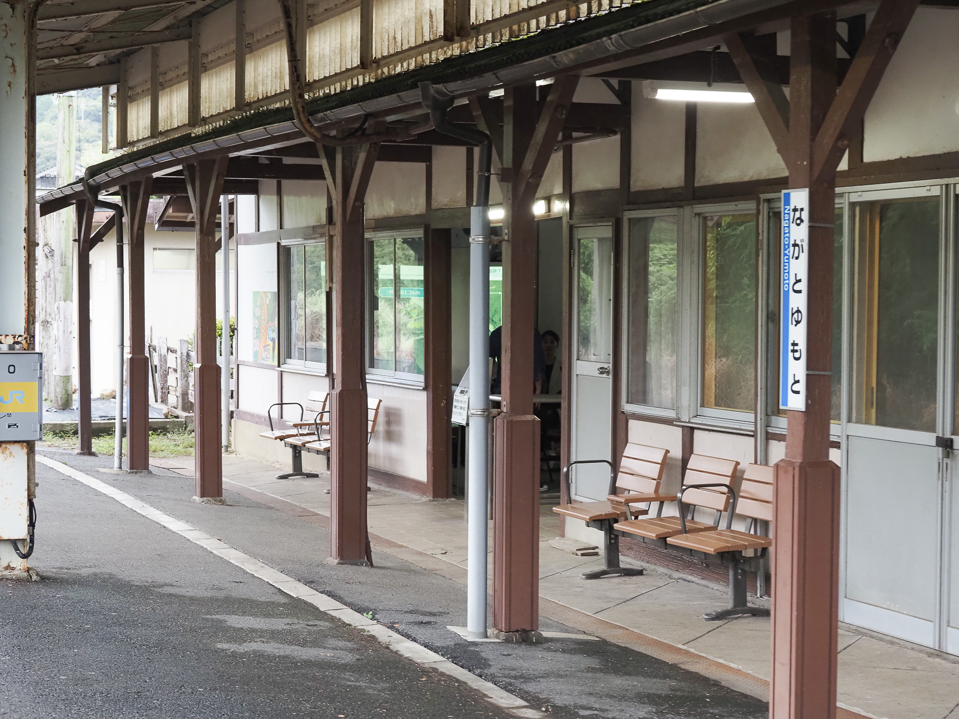 長門湯本駅のホーム