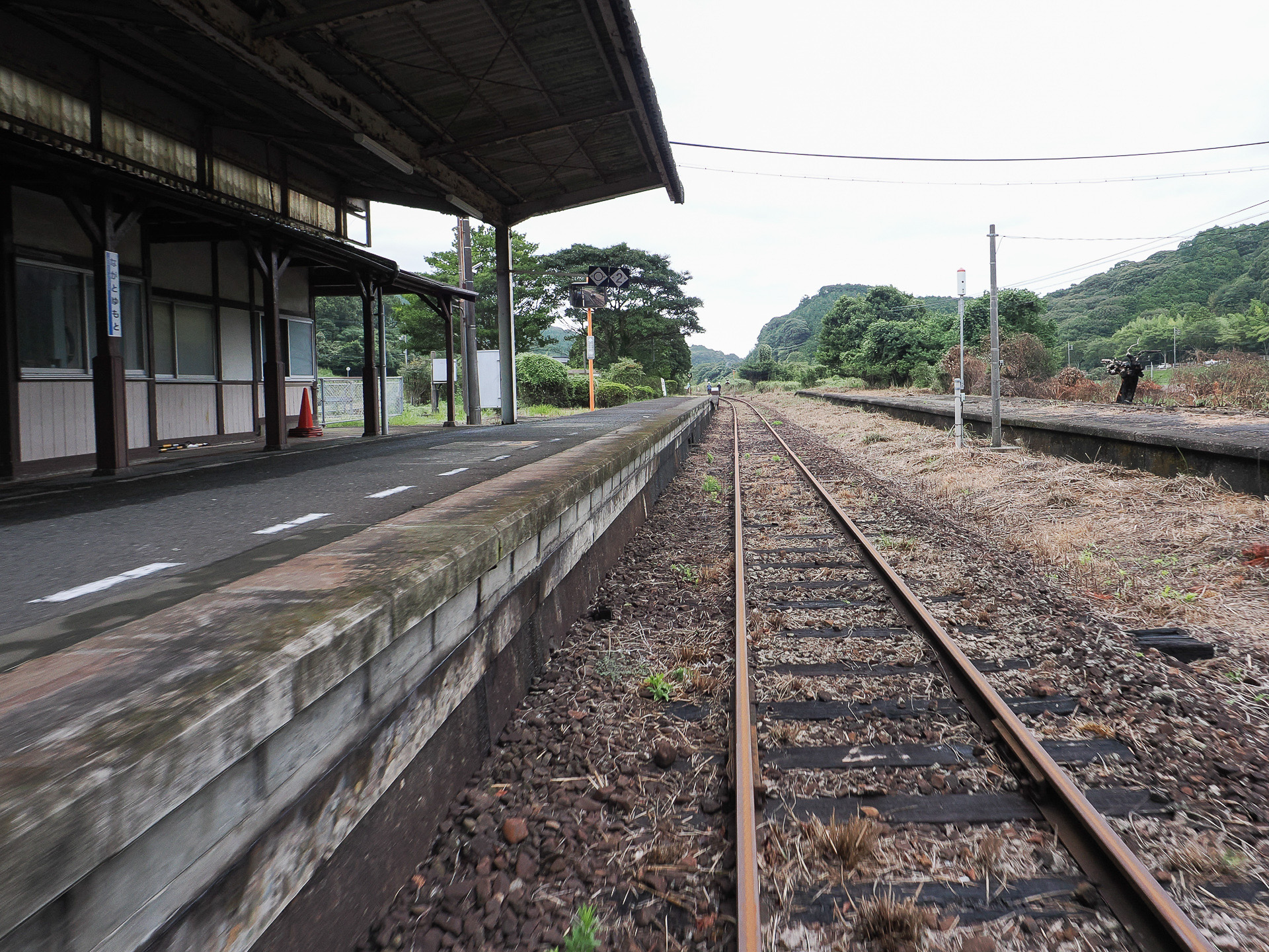 まず長門湯本駅ホームを通過。レール上を進むのは妙な感覚