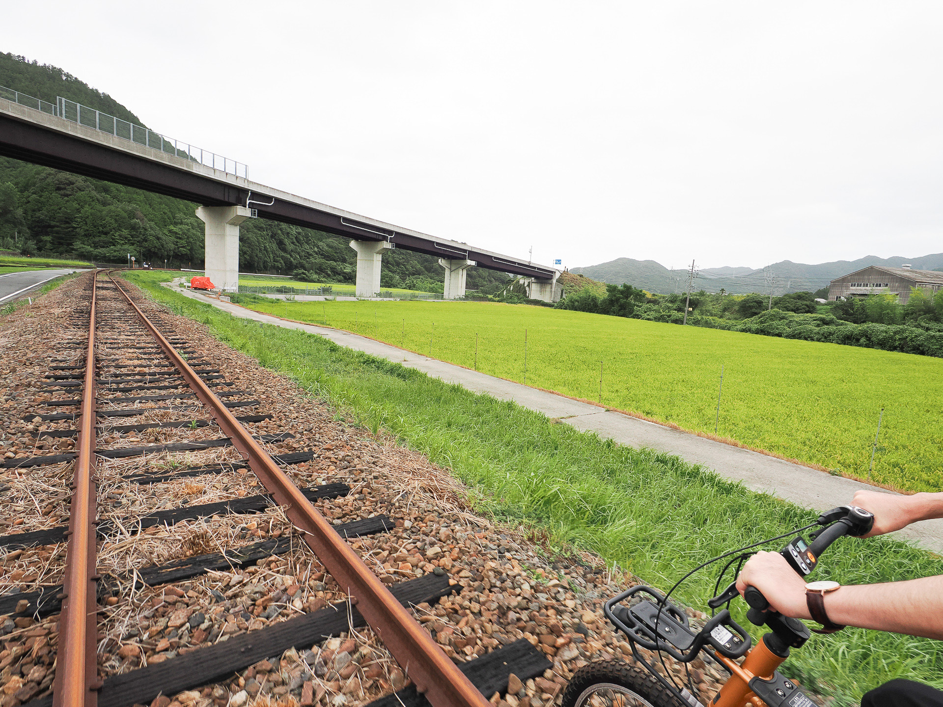 田園風景が広がるなかでレールの上を疾走。とても爽快