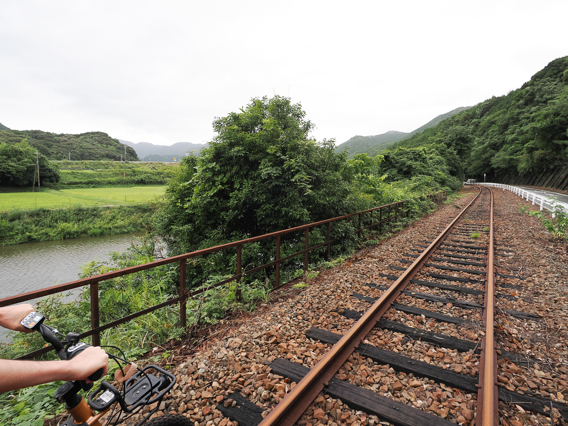 近くに美祢線沿線を流れる厚狭川が流れている。景色がいい