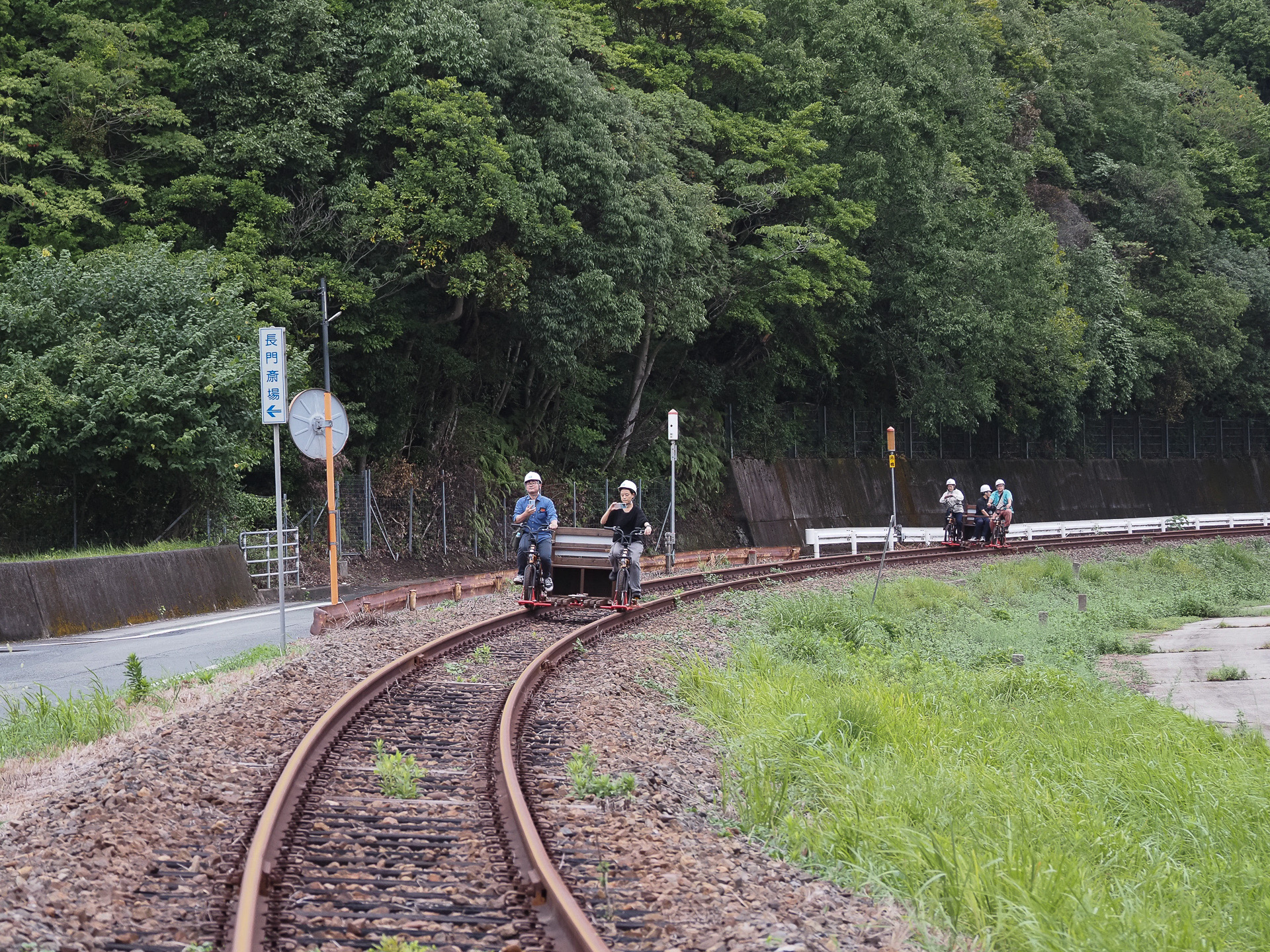 3組が連なって走行している