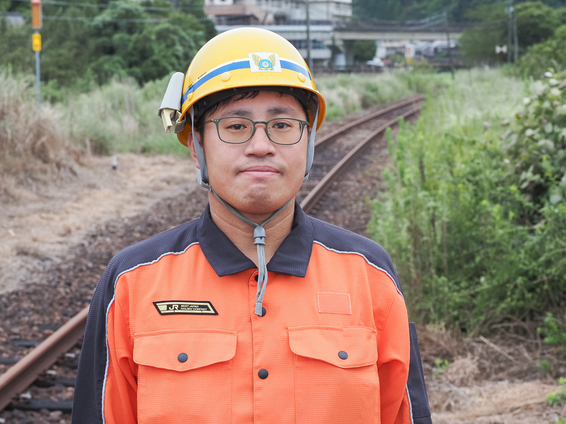 今回ガイドしてもらった西日本旅客鉄道株式会社 デジタルソリューション本部 ビジネスデザイン部 技術士 花房厚希氏。線路ガイドツアー付きプランでガイドを担当するとのこと