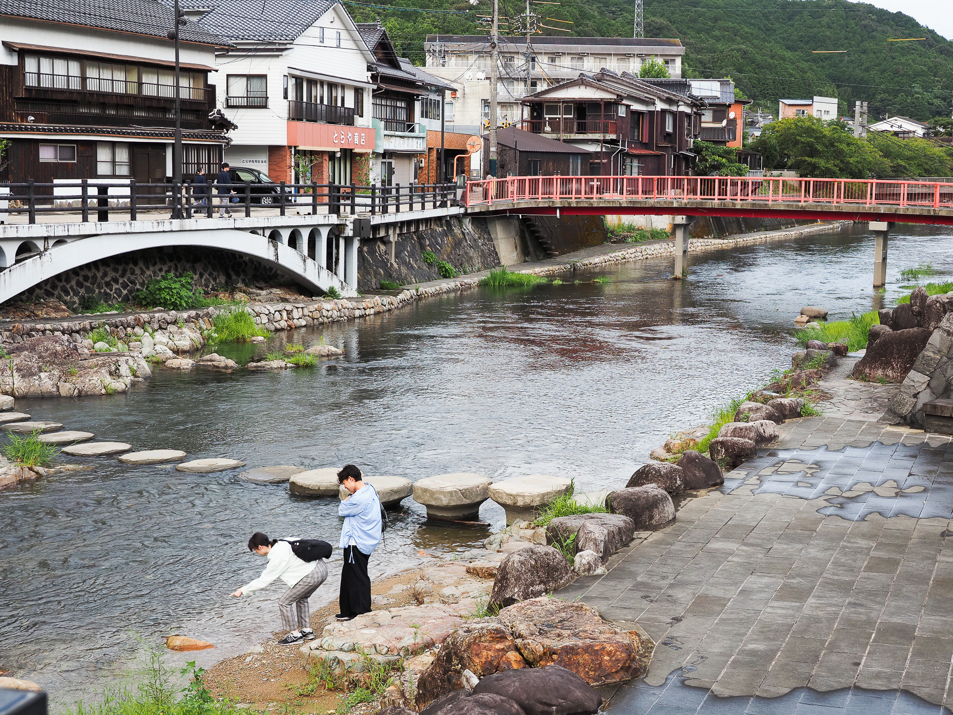 長門湯本温泉。音信川をはさむように温泉街が広がる