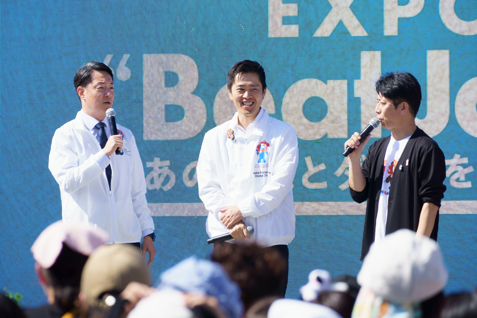 大阪府知事 吉村洋文氏（中央）、大阪市長 横山英幸氏（左）