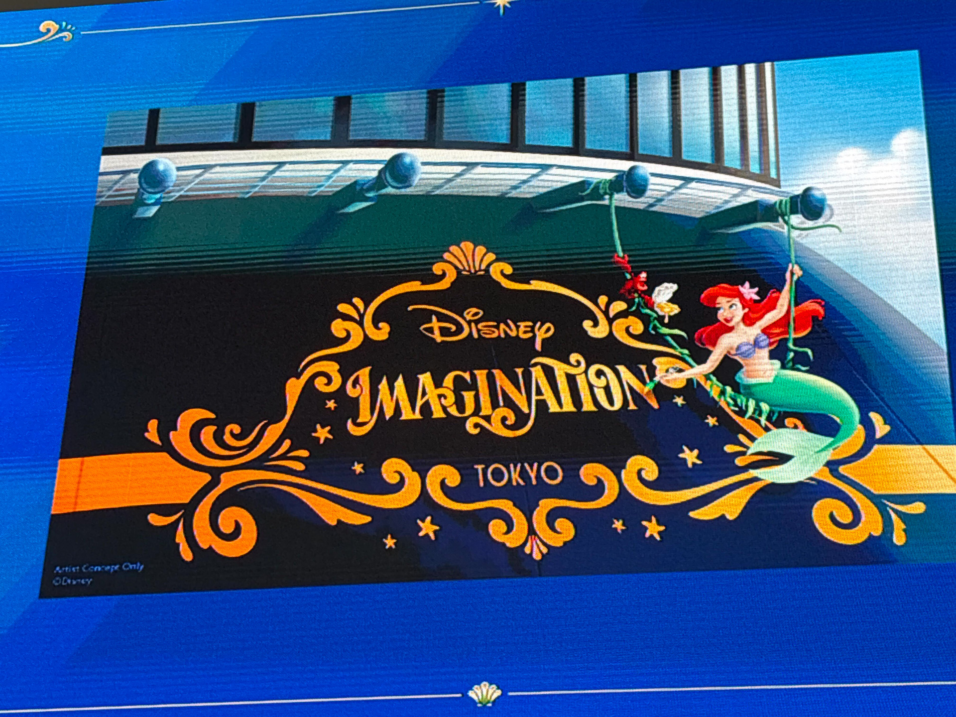 「ディズニー・イマジネーション（Disney Imagination）」号のロゴにはアリエルが寄り添う