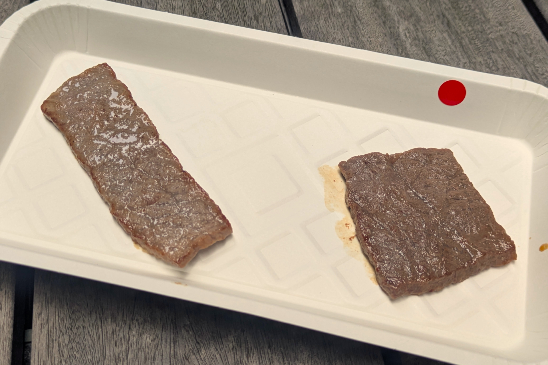 ふつうの和牛（左）と「常陸牛 煌」（右）を食べ比べてみた。赤身でも上品で豊かな味わい