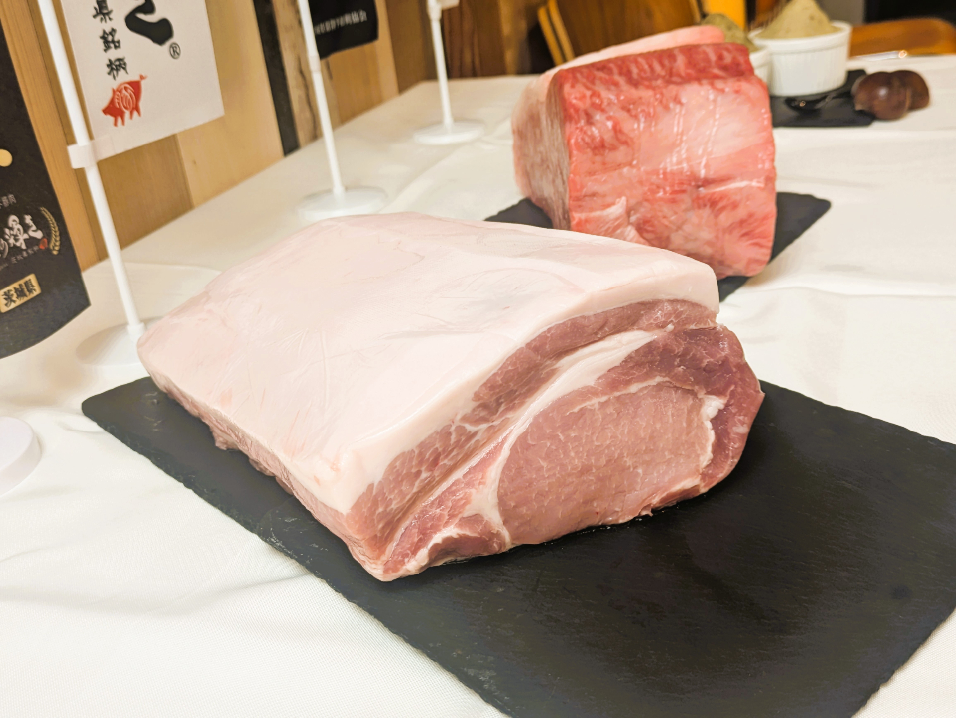 茨城県が長年の歳月をかけて開発したブランド豚「常陸の輝き」。赤身に適度な脂が入り込み、驚くほどのやわらかさ