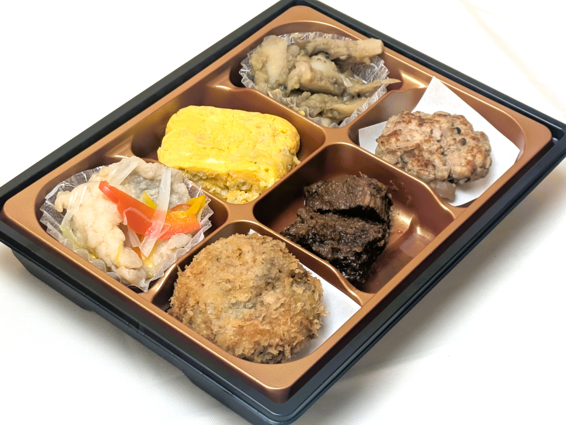 冷めても美味しいオリジナル惣菜6品詰め合わせ。「常陸牛 煌 赤ワイン煮 茨城みそ風味」（常陸大宮市・YOSHIKI FUJI）や「きのこと笠間栗和え」（土浦市・よし町）など、県内名店の味も
