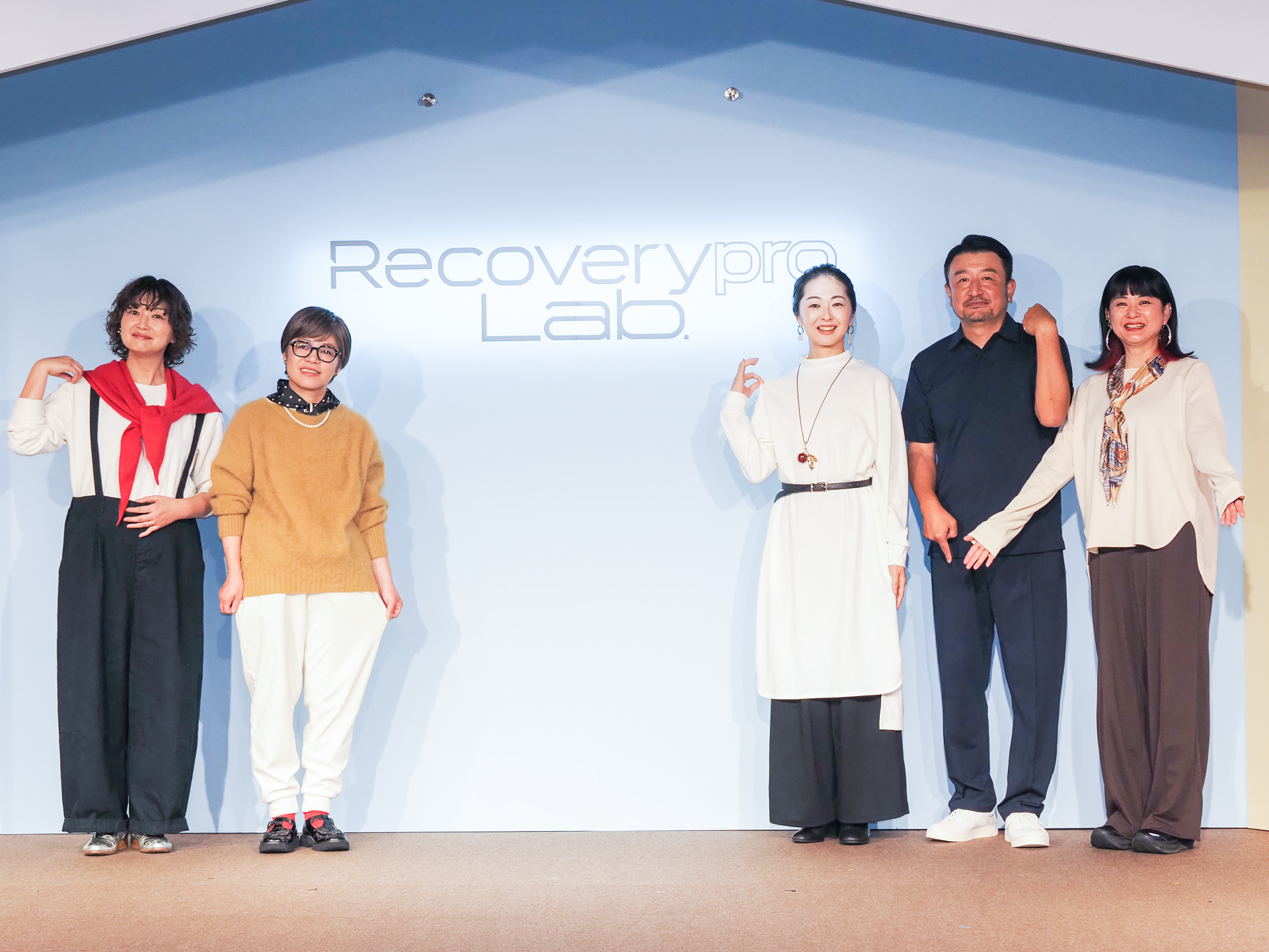 「Recoverypro Lab. 疲労回復ウェア」2026秋の新作の宝島社4雑誌コラボウェアを着用した編集長たち。左から「リンネル」編集長 小笹由美氏、リンネルブランドマネージャー 西山千香子氏、「大人のおしゃれ手帖」編集長 橘真子氏、「MonoMax」編集長 奥家慎二氏、「InRed」編集長 橋爪尚子氏