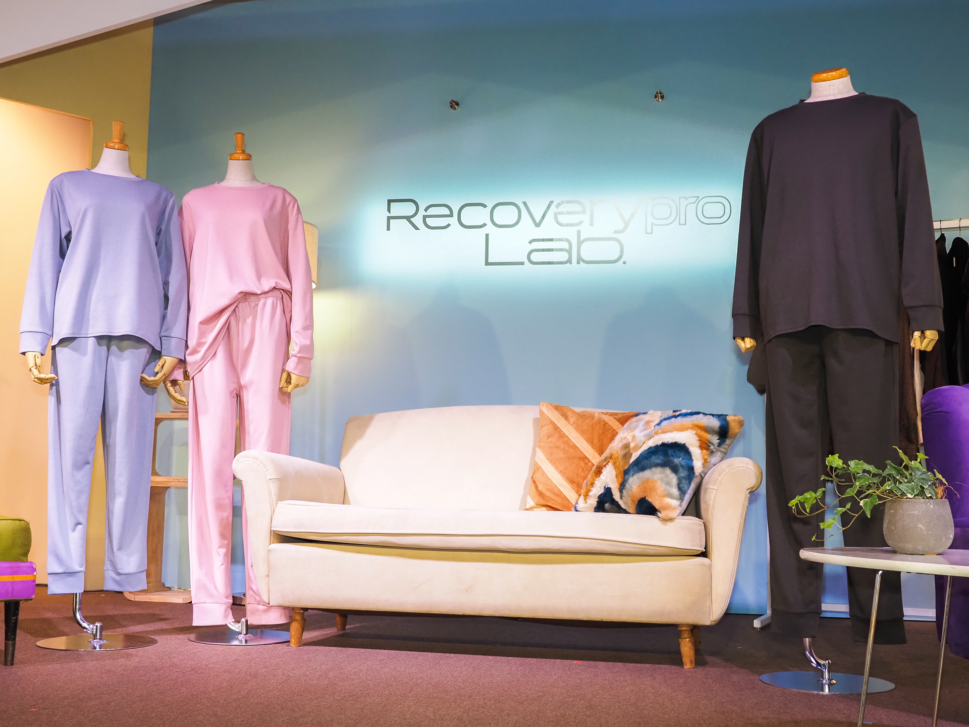 宝島社のリカバリーウェア「Recoverypro Lab. 疲労回復ウェア」ベーシックの新色。左からブルーグレー、ピンク、カーキ