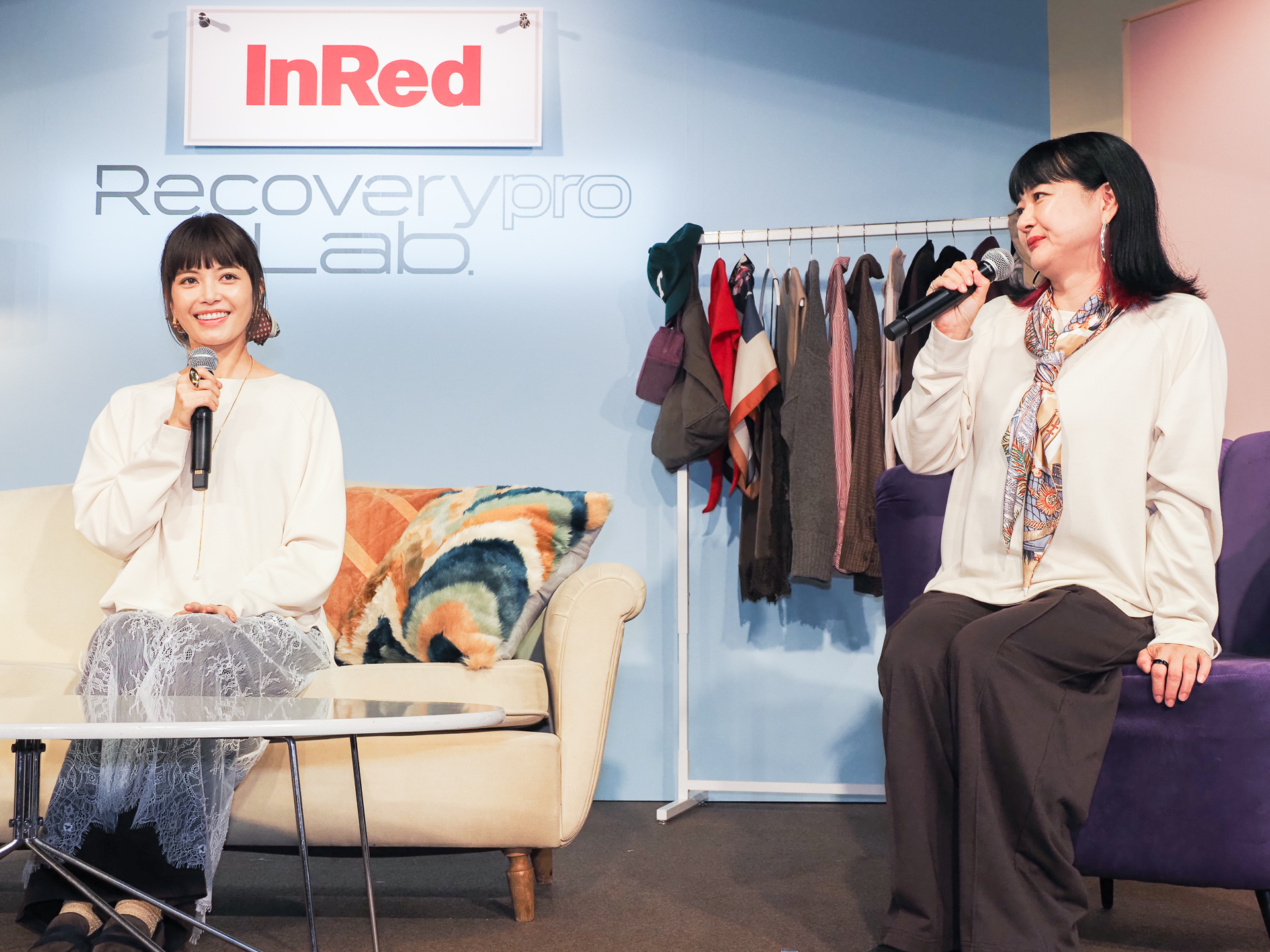 「InRed」のコラボレーションモデルを上下とも着用。「InRed」編集長 橋爪尚子氏（右）とモデルの垣内彩未さん（左）