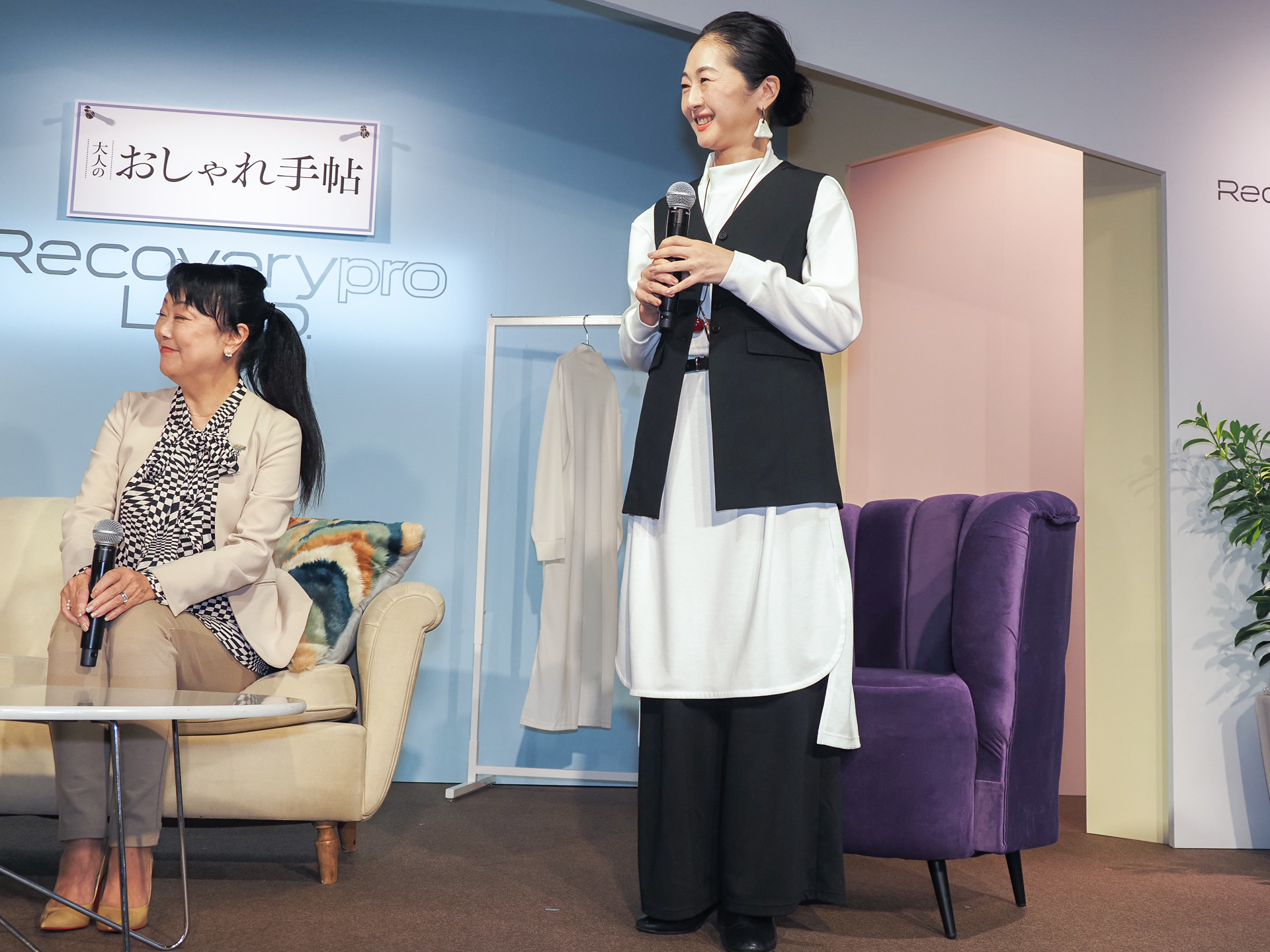 上に羽織ってみたところ。「会食とかお仕事にも来ていただけるようなデザインに仕上げています」（橘編集長）