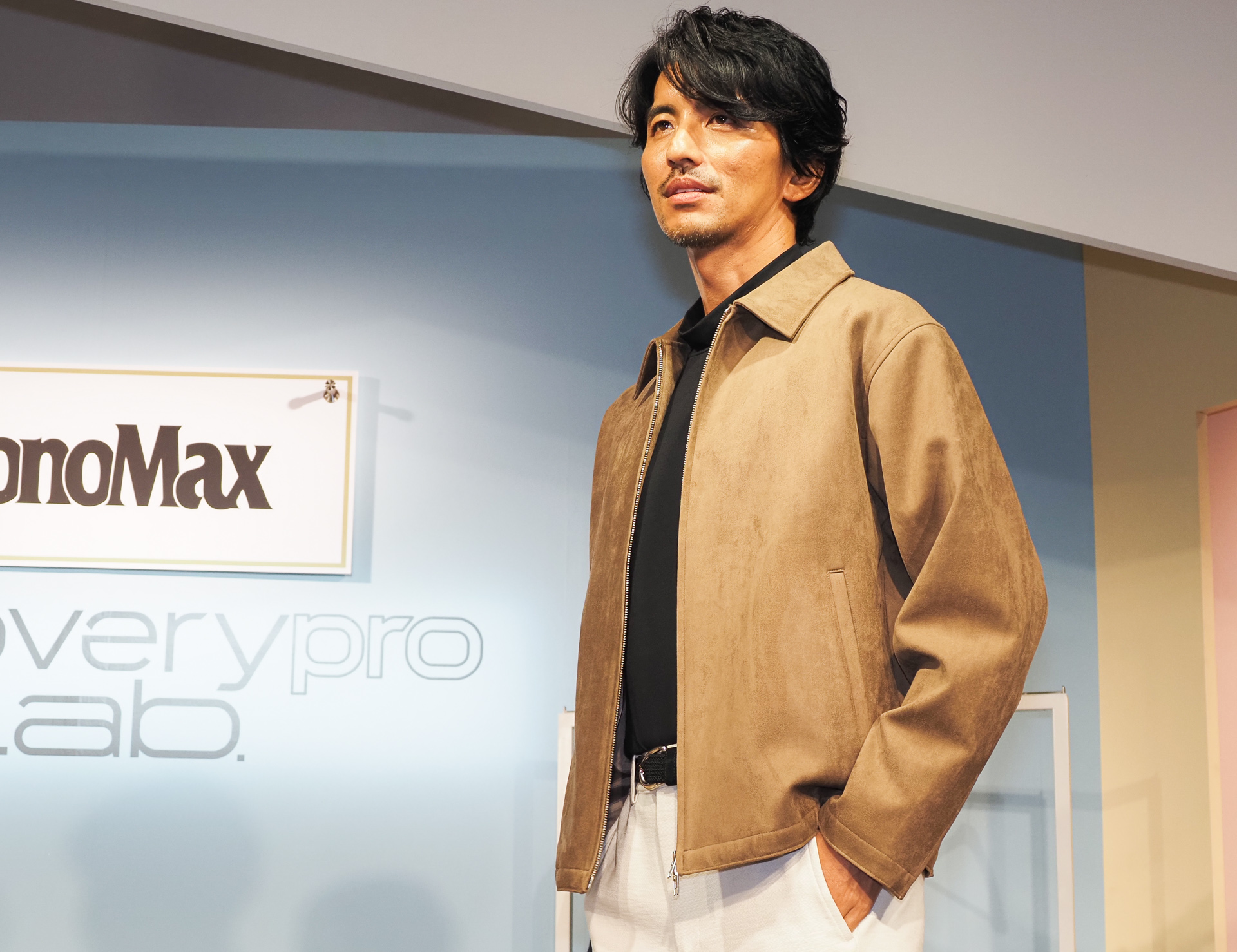 オフのイメージで茶系のブルゾンを羽織ったところ
