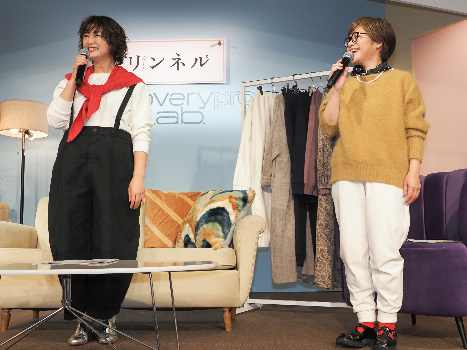 あったかベロア生地の長袖トップスを小笹編集長が、パンツを西山氏が着用
