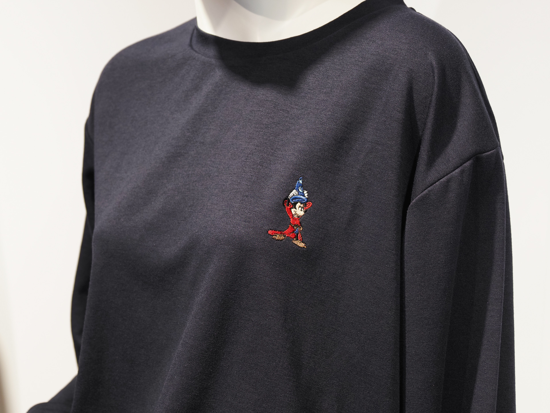「Disney FANTASIA」上下セット（長袖＋ロングパンツ、1万7600円）。胸にミッキーの刺繍