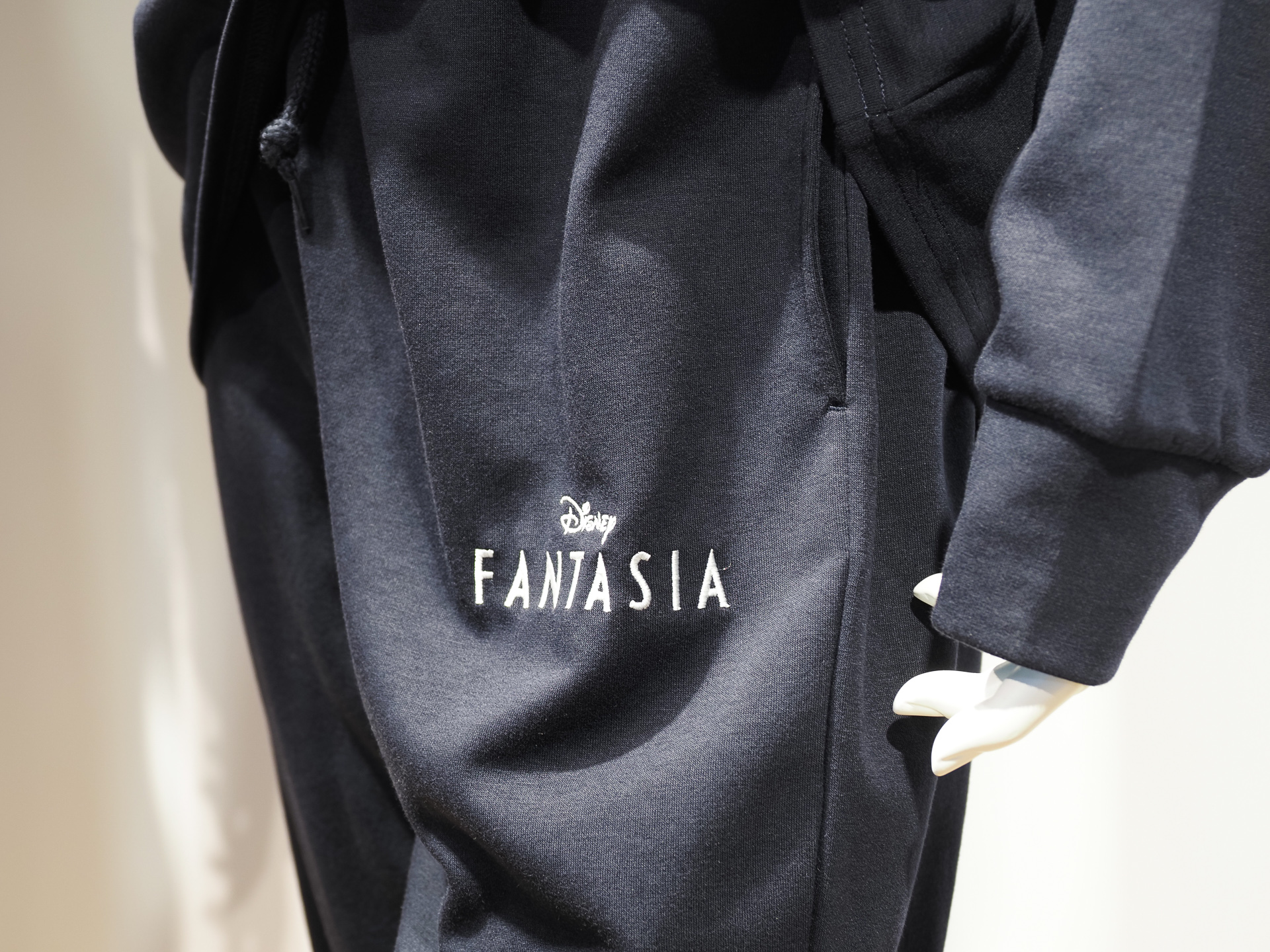 ロングパンツにはFANTASIAロゴが入る
