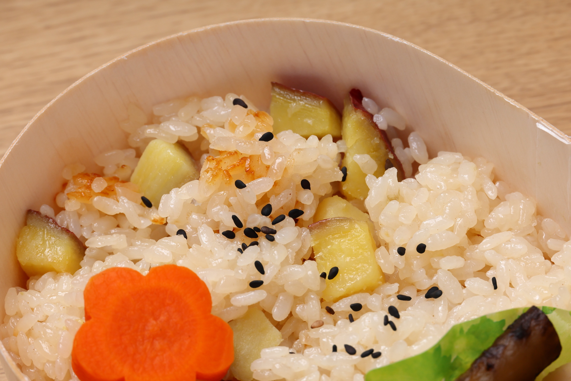ほんのり醤油味の芋ごはんは甘過ぎず、甘いさつまいもとの相性のいい味わいです。茨城県産花人参煮は甘め