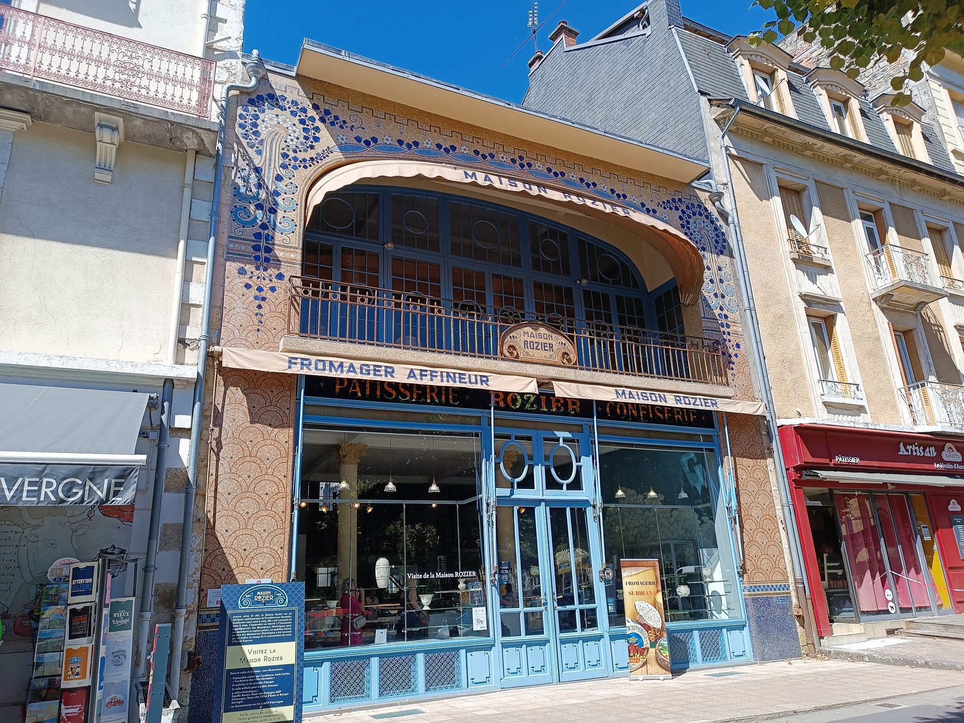 チーズ専門店Fromagerie Subiranaは2店舗あり、モン・ドールが本店なのですが、近くの町にある支店の美しい建物を見たくてこちらで購入