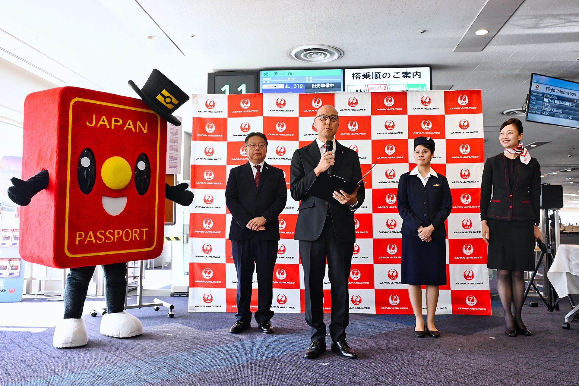 日本航空株式会社 旅客販売推進部 国際線企画グループ 総括マネージャー 壁谷智明氏は「JALもっと！海外へ」キャンペーンなどをPR