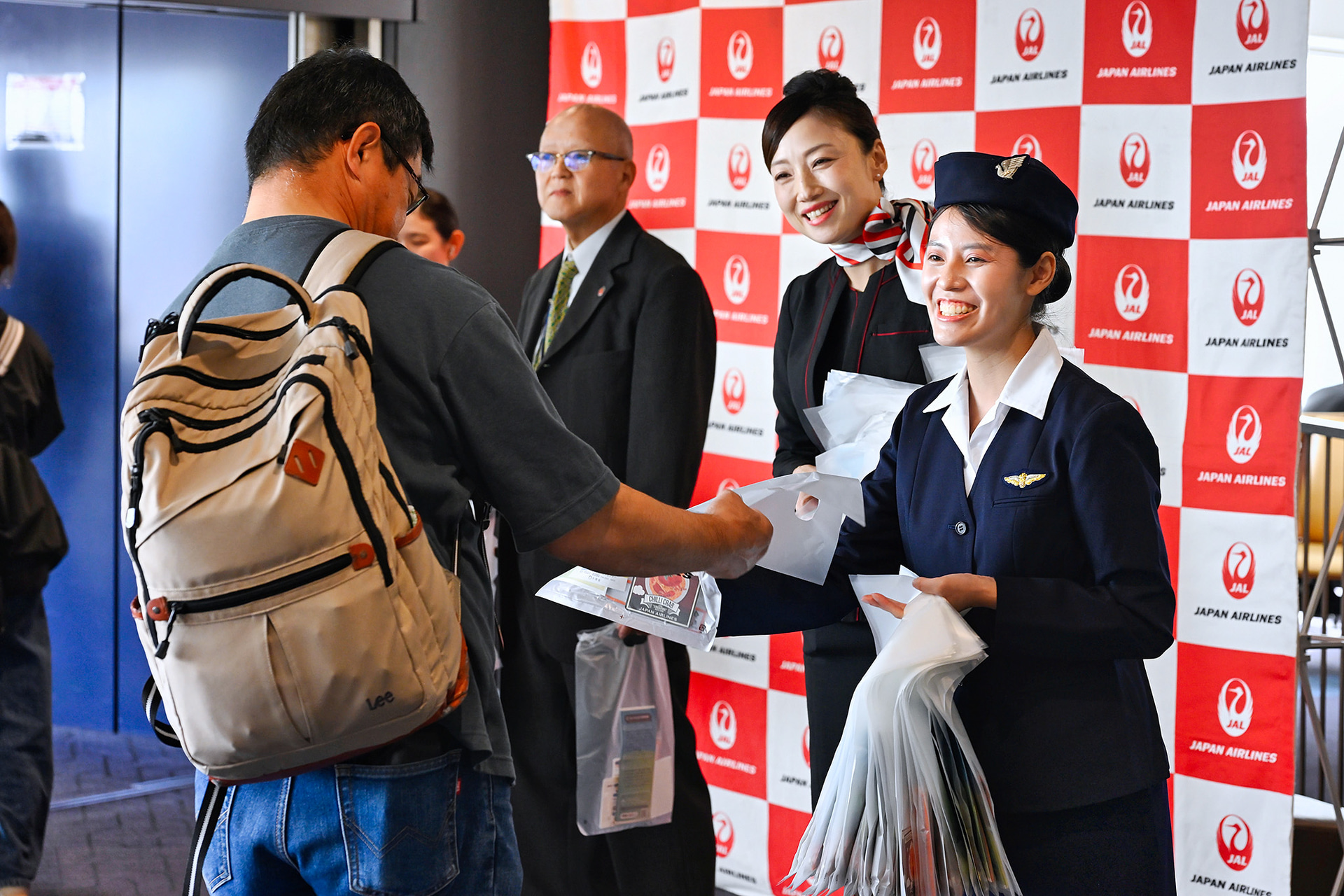 JALの客室乗務員の2代目制服を着用してイベントに参加したシンガポールベースのCA。記念品の贈呈にも加わった
