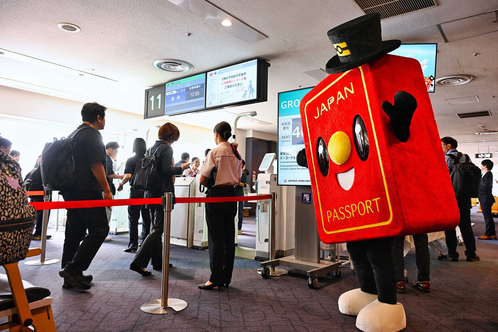 JAL319便に乗り込む搭乗者を最後まで見送ったパスポくん
