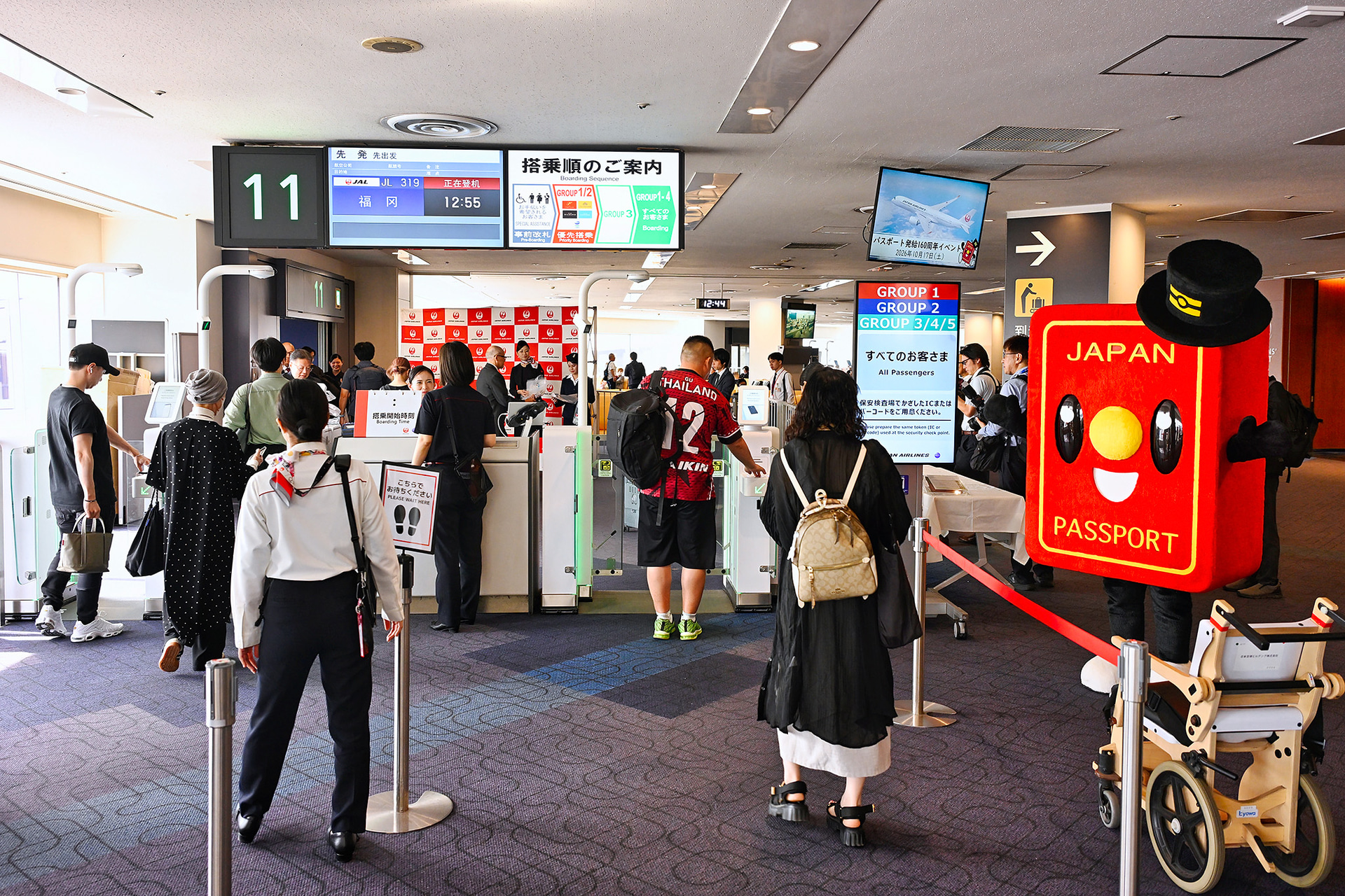 JAL319便に乗り込む搭乗者を最後まで見送ったパスポくん