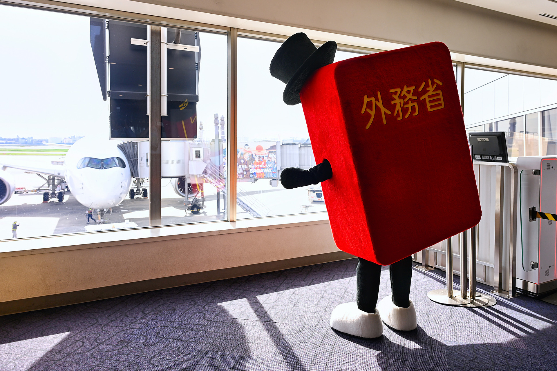 JAL319便に乗り込む搭乗者を最後まで見送ったパスポくん