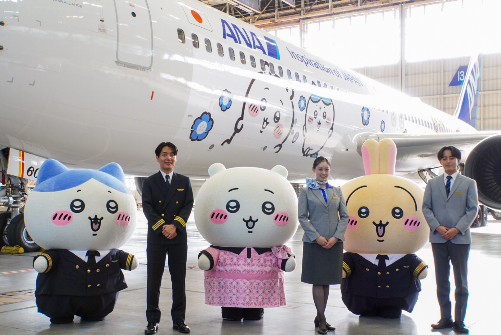 副操縦士のハチワレ、客室乗務員のちいかわ、機長のうさぎがサプライズで登場！