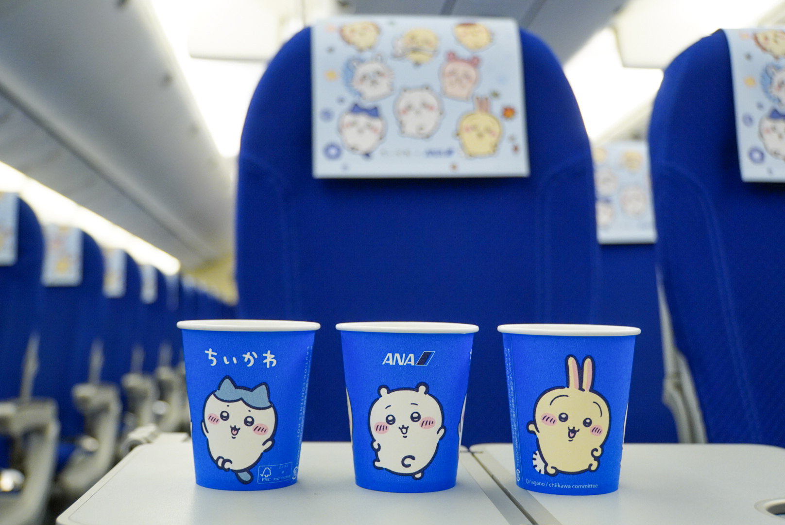 ドリンクサービスで使用する紙コップの限定デザインは1種類。ちいかわ、ハチワレ、うさぎが描かれている