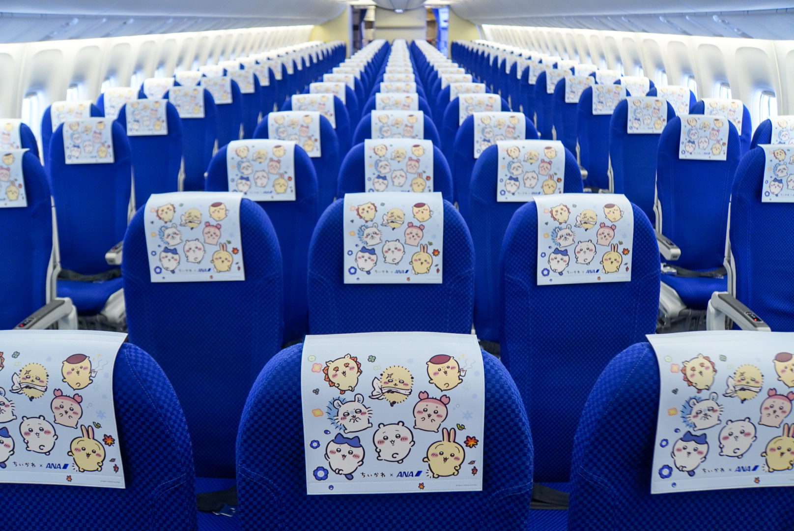 ヘッドレストカバーには、機体外観と同様にちいかわ、ハチワレ、うさぎ、モモンガ、古本屋、ラッコ、くりまんじゅう、シーサーの8キャラクターをデザイン