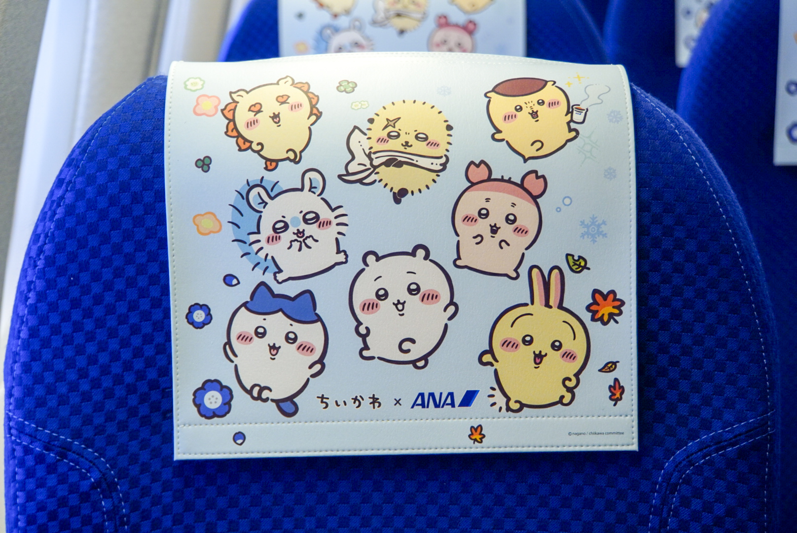 ヘッドレストカバーには、機体外観と同様にちいかわ、ハチワレ、うさぎ、モモンガ、古本屋、ラッコ、くりまんじゅう、シーサーの8キャラクターをデザイン