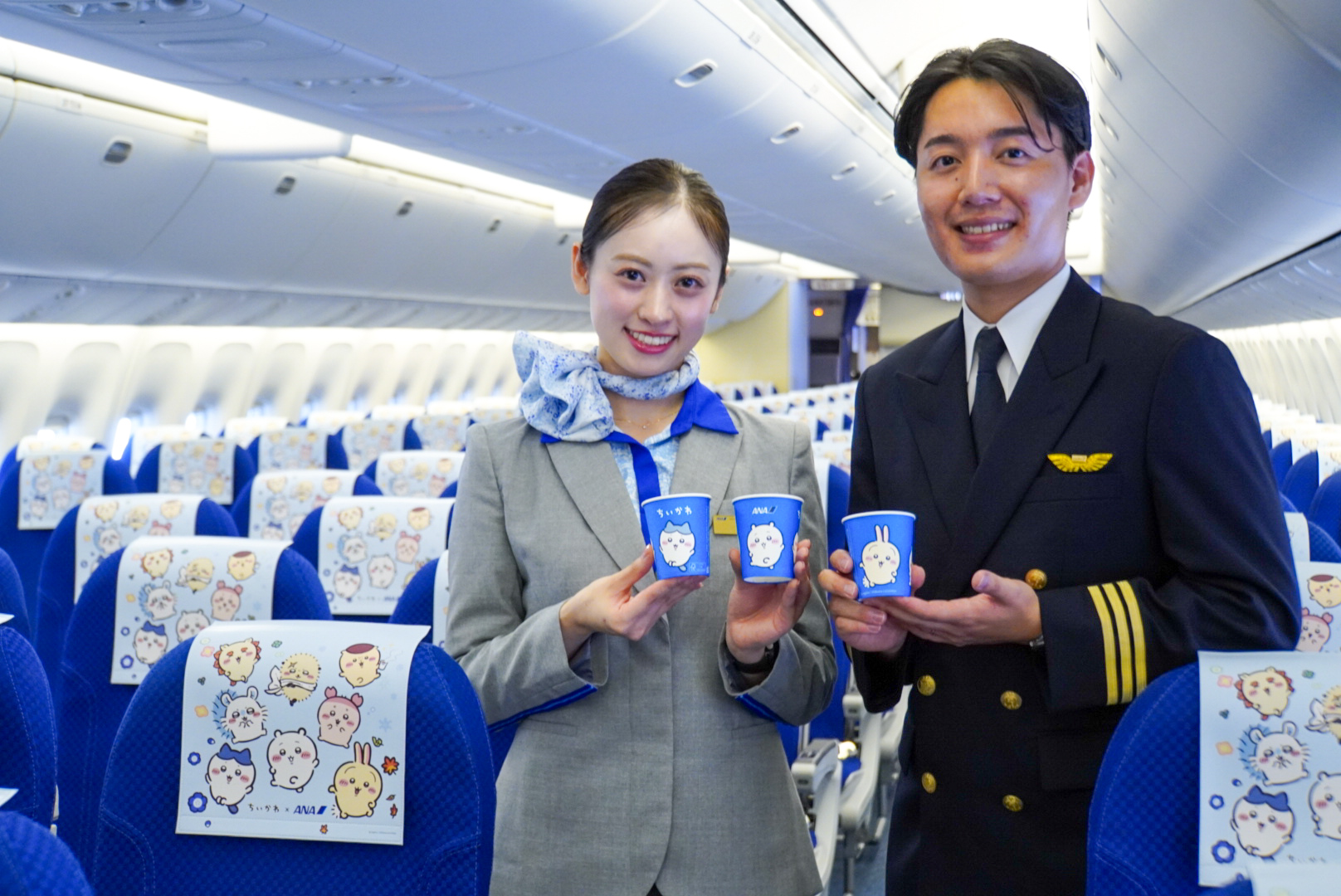 ヘッドレストカバーには、機体外観と同様にちいかわ、ハチワレ、うさぎ、モモンガ、古本屋、ラッコ、くりまんじゅう、シーサーの8キャラクターをデザイン