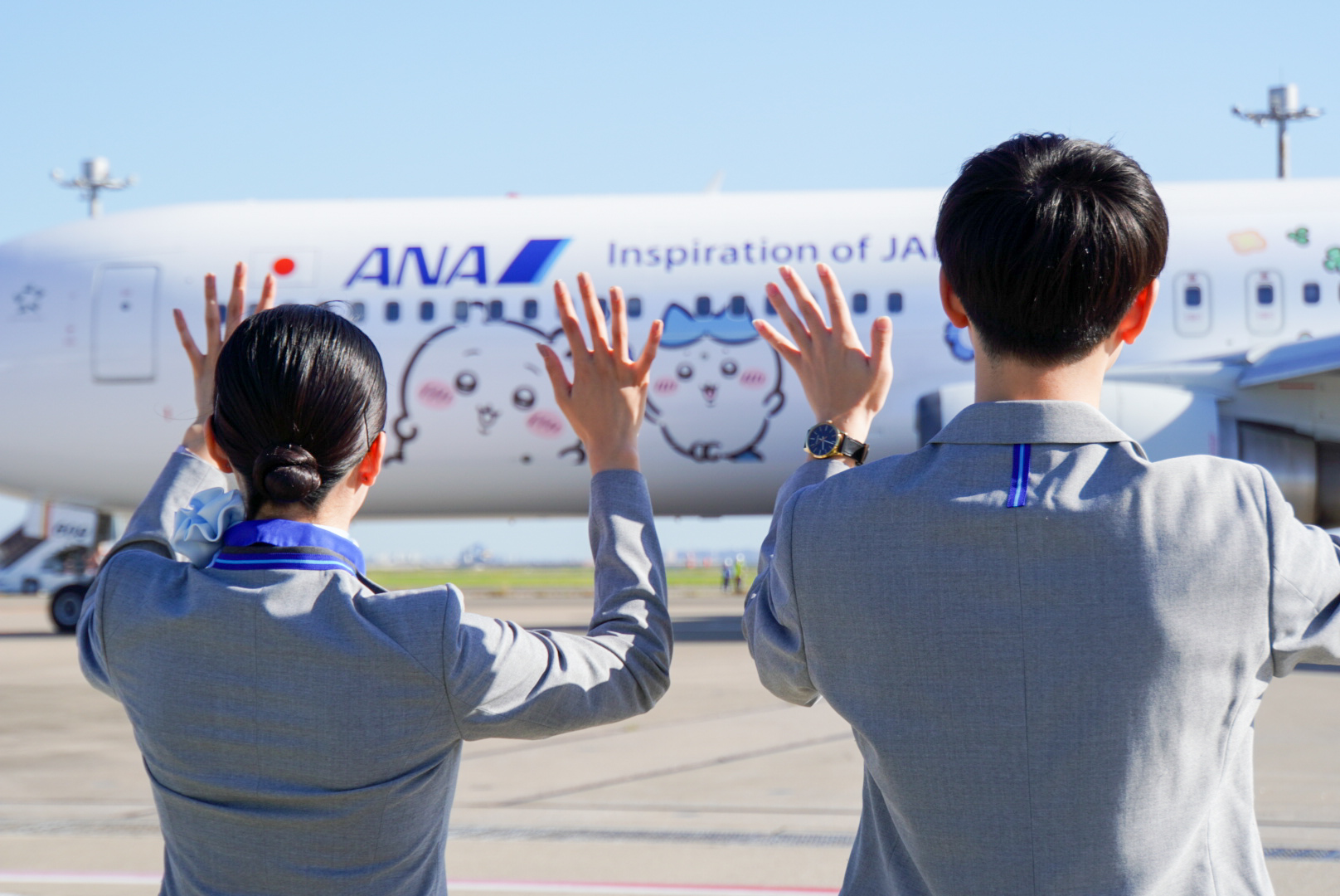 駐機場でANAスタッフらに見送られながら離陸へ向かうNH661便