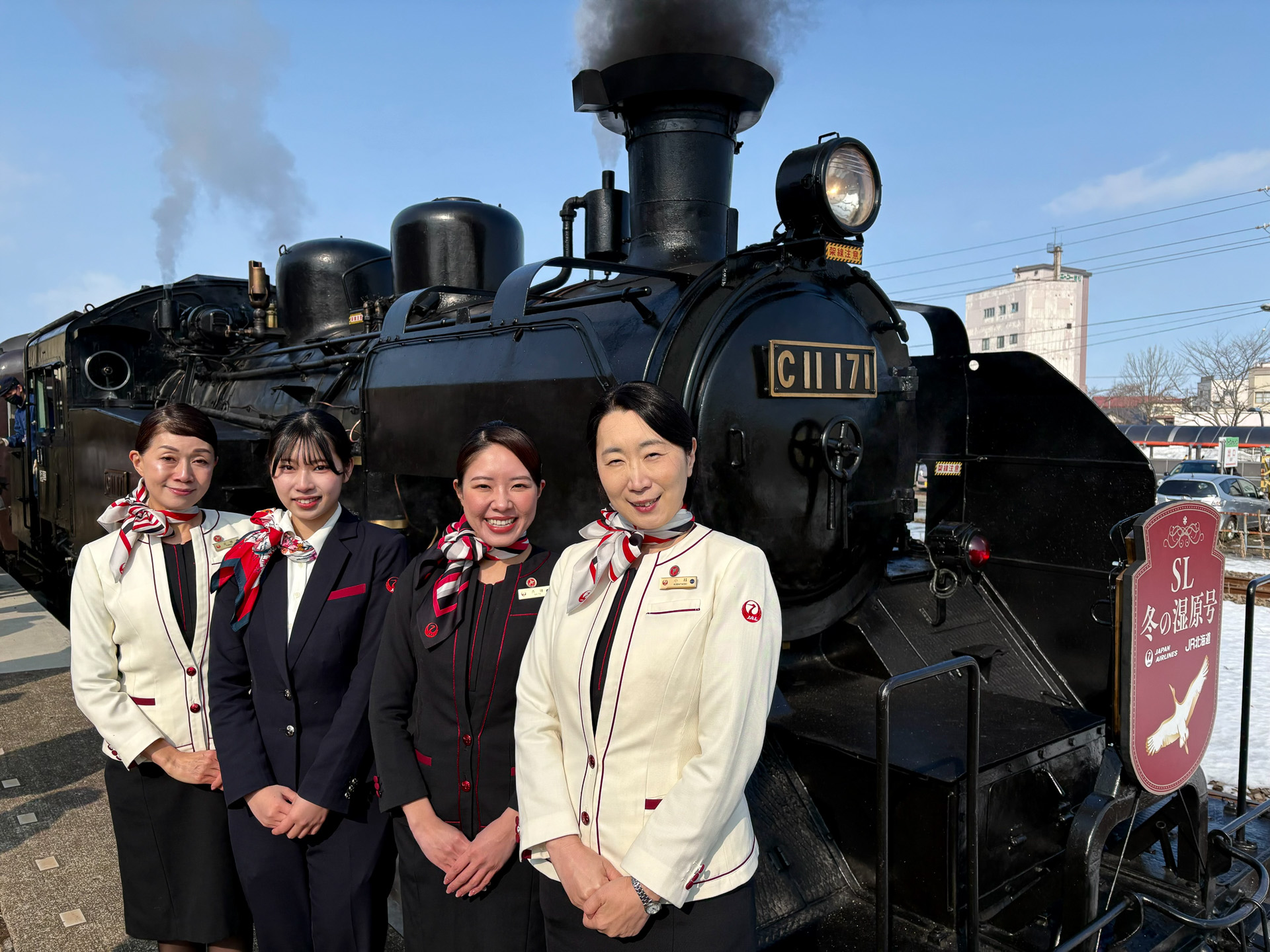 JALふるさとアンバサダーに地域の取り組みを聞いた。回答者は北海道JALふるさとアンバサダーの斉藤麻衣さん（右から2番目）